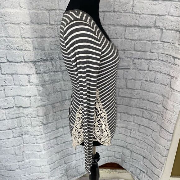 Paper+Tee women M Longsleeve scoopneck stripe top w/lace sides grey & white - Picture 4 of 9